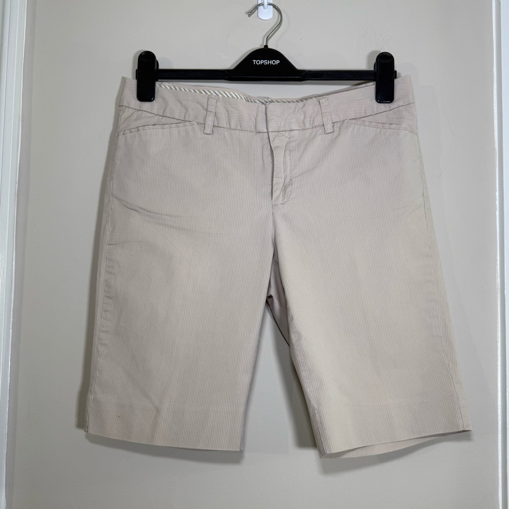 GAP WOMEN’S SHORT CREAM COLOR VERTICAL STRIPES SIZE 6